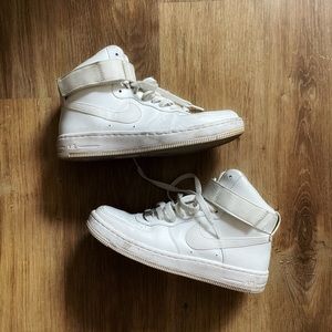 **SOLD** Nike Air Force 1 '07 Mid White